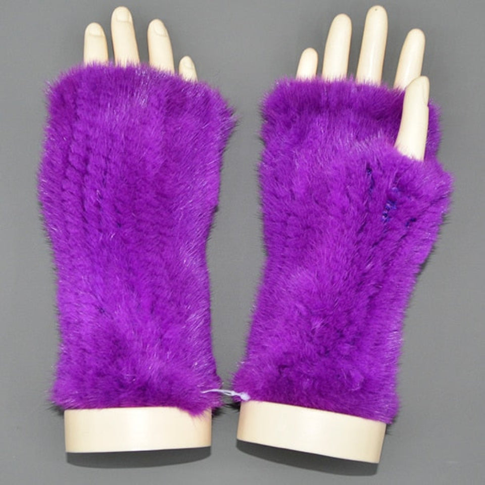 0Comfortable insulated winter gloves for everyday cold-weather use.